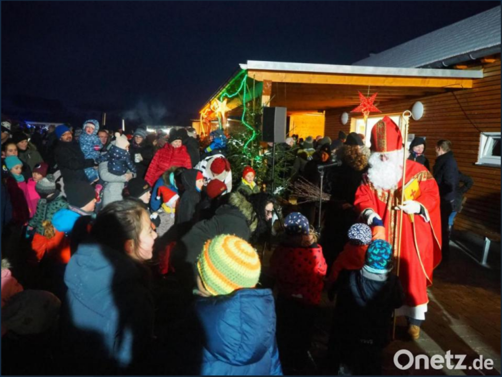 Bild: vsr Aufmerksam lauschten die Kinder den Worten des Heiligen Nikolaus, bevor sich die Buben und Mädchen ein kleines Geschenk abholen konnten.