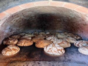 Brotbacken - die Laibe sind im Ofen